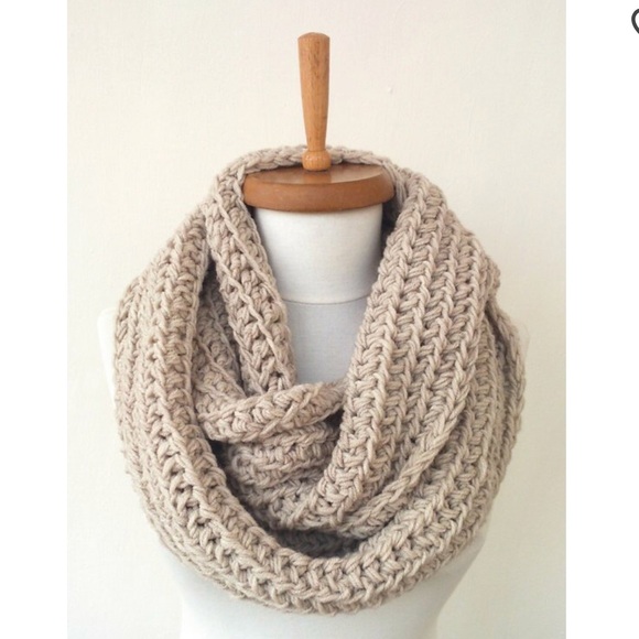 Accessories - NWOT Chunky knit scarf perfect fall scarf 🧣